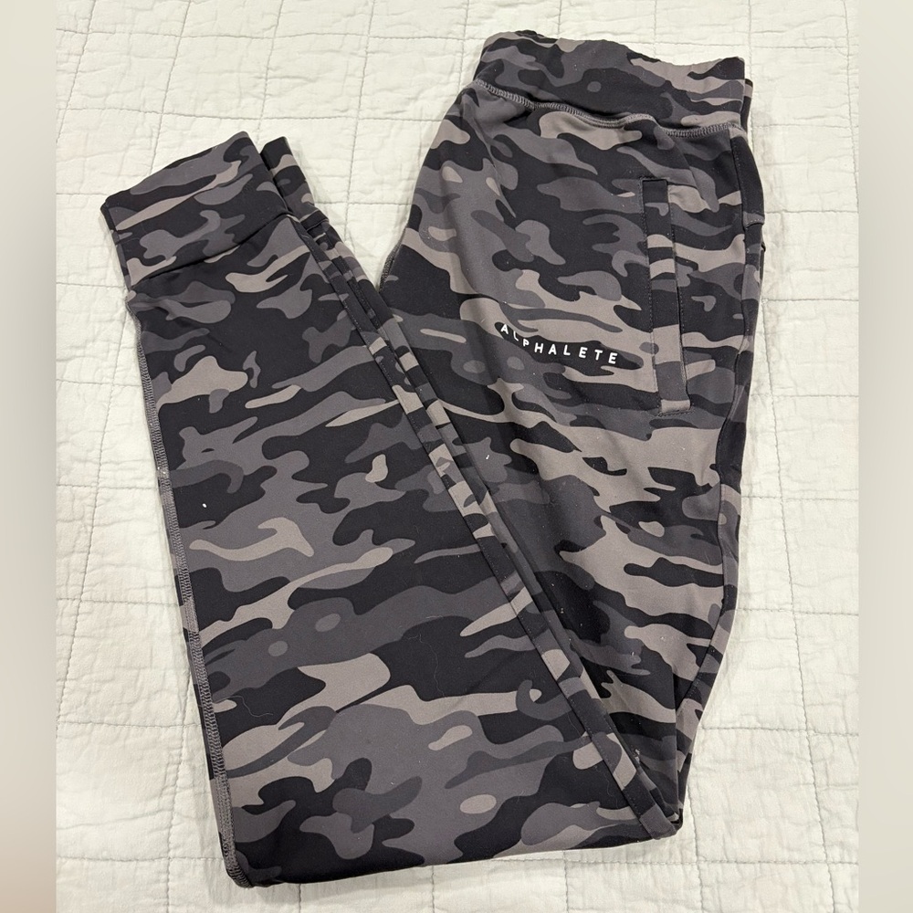 Alphalete Men’s Premium V2 Jogger Black Grey Camo Performance Size Medium